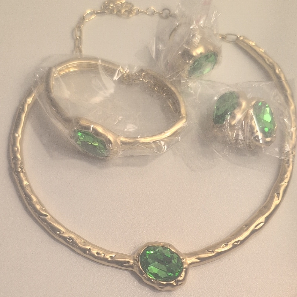 Elegant Gold Necklace and Bracelet Set with Green Stones
